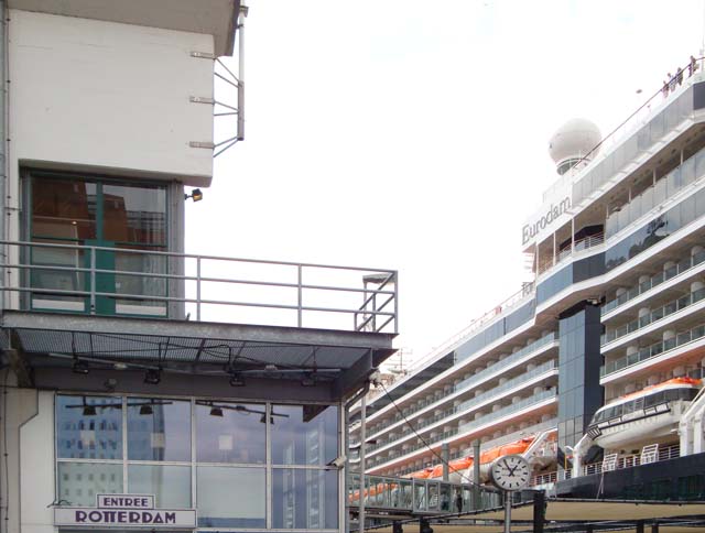 Cruiseschip ms Eurodam van de Holland America Line aan de Cruise Terminal Rotterdam